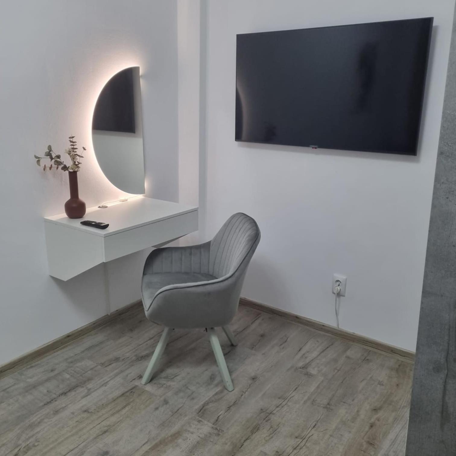Central View Apartment Deva Bagian luar foto