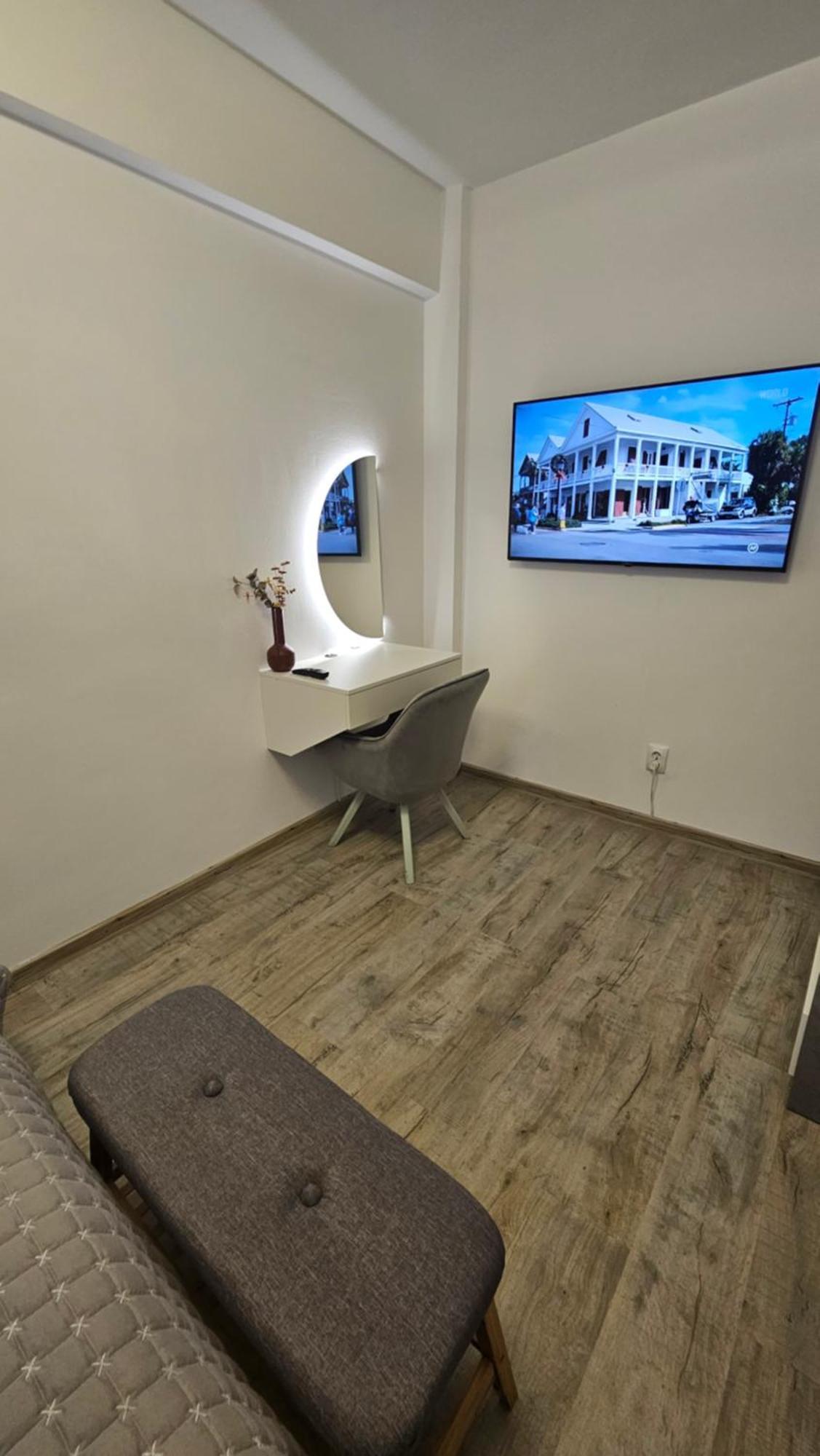 Central View Apartment Deva Bagian luar foto