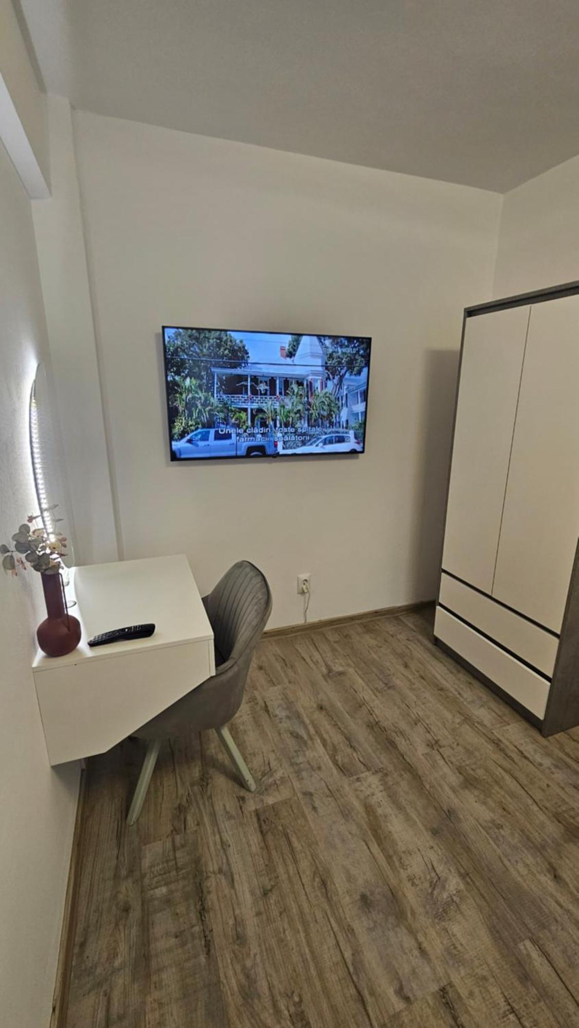 Central View Apartment Deva Bagian luar foto